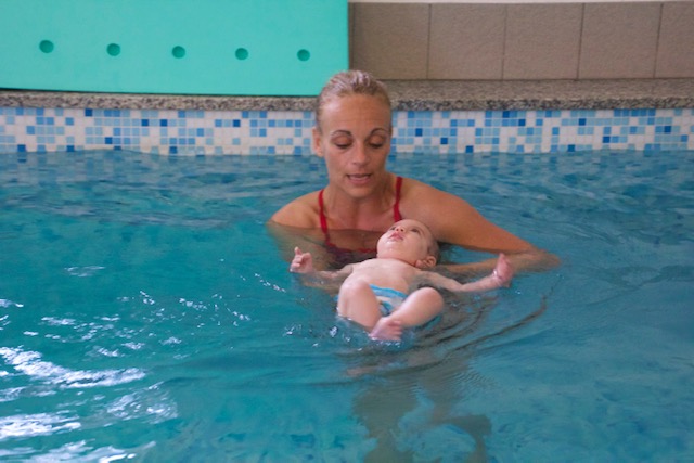 BIanca e i suoi bebè in acqua